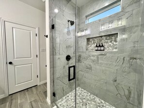 Douche, sèche-cheveux, serviettes fournies, savon