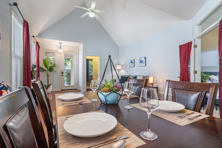 Dining. Beautiful Mud Island Home - Minutes From Downtown!