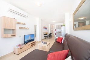 Apartamento standard, 1 quarto, vista parcial para o oceano | Área de estar | TV LCD 43 polegadas com canais via satélite, TV