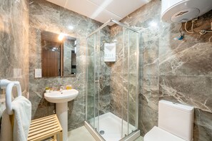 Departamento estándar, 1 habitación, vista parcial al océano | Baño | Regadera, amenidades de baño ecológicas, secadora de cabello, toallas 