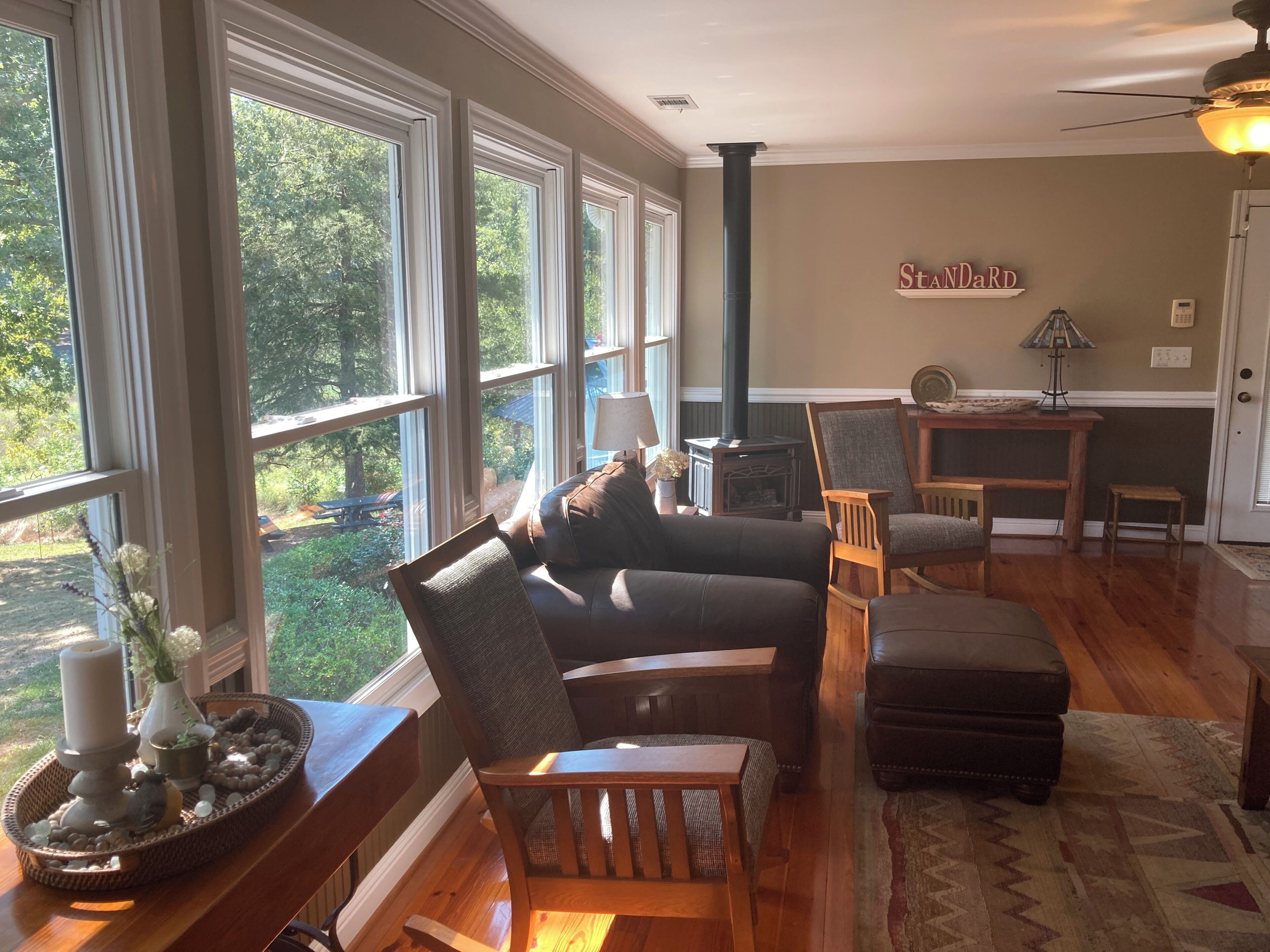 تلفزيون، مدفأة، مشغل دي في دي، كُتُب