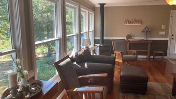 TV, fireplace, DVD player, books