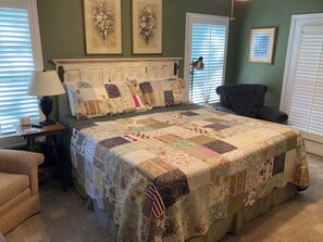 4 bedrooms, desk, iron/ironing board, travel crib - Countryside Retreat Near Athens & UGA (Hull)