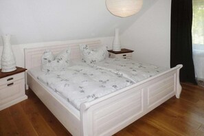 2 bedrooms, travel crib, free WiFi