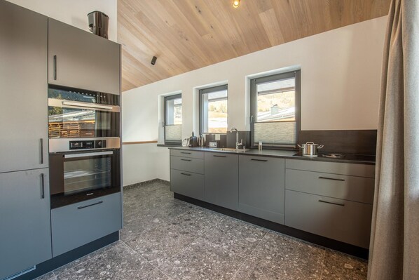 Réfrigérateur, four à micro-ondes, un four, surface de cuisson