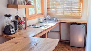Fridge, cookware/dishes/utensils