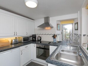 Fridge, microwave, oven, toaster - Comfortable Stone Built Cottage in Menai Bridge - Pass the Keys (Menai Bridge)