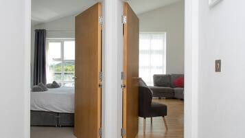 2 slaapkamers, een strijkplank/strijkijzer, gratis wifi, beddengoed