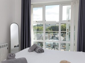 2 عدّة غرف نوم ومكواة/لوح كي وواي فاي مجانًا وملاءات أسرّة