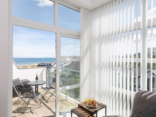 2 Bed Sea View Apartment with Balcony Parking - Pass the Keys