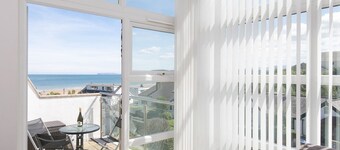 2 Bed Sea View Apartment with Balcony Parking - Pass the Keys