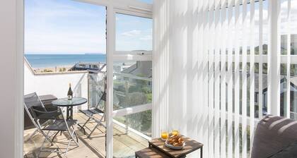 2 Bed Sea View Apartment with Balcony Parking - Pass the Keys