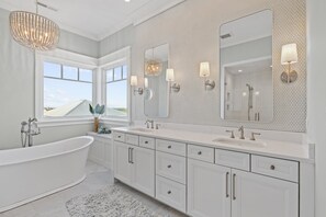 Towels - Sea Pearl- Exquisite New Construction with Pool & Rooftop Deck (Atlantic Beach)