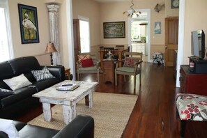 Télévision, lecteur de DVD, livres