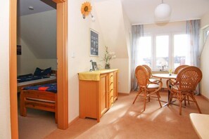 2 bedrooms, travel crib, free WiFi