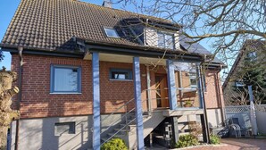 A two-story house with a brick facade, a tiled roof, and a small balcony. - Ferienwohnung, Grömitz (Grömitz)