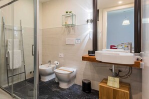 Douche, sèche-cheveux, bidet, serviettes fournies