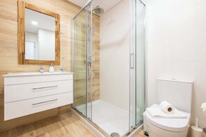 Dusche, Haartrockner, Handtücher