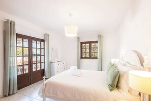 3 bedrooms, iron/ironing board, WiFi, bed sheets