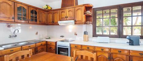 Réfrigérateur, four à micro-ondes, un four, lave-vaisselle