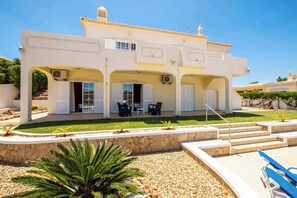 Property grounds - Villa Mendes - Walking distance to the beach (Albufeira)