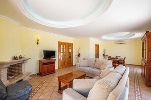 TV - Villa Mendes - Walking distance to the beach (Albufeira)