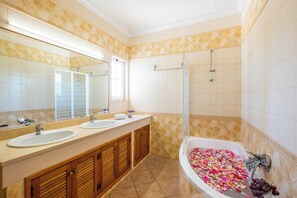 Bathtub, hair dryer, towels - Villa Mendes - Walking distance to the beach (Albufeira)