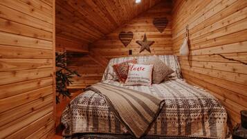 2 bedrooms, travel crib, WiFi (free), bed sheets