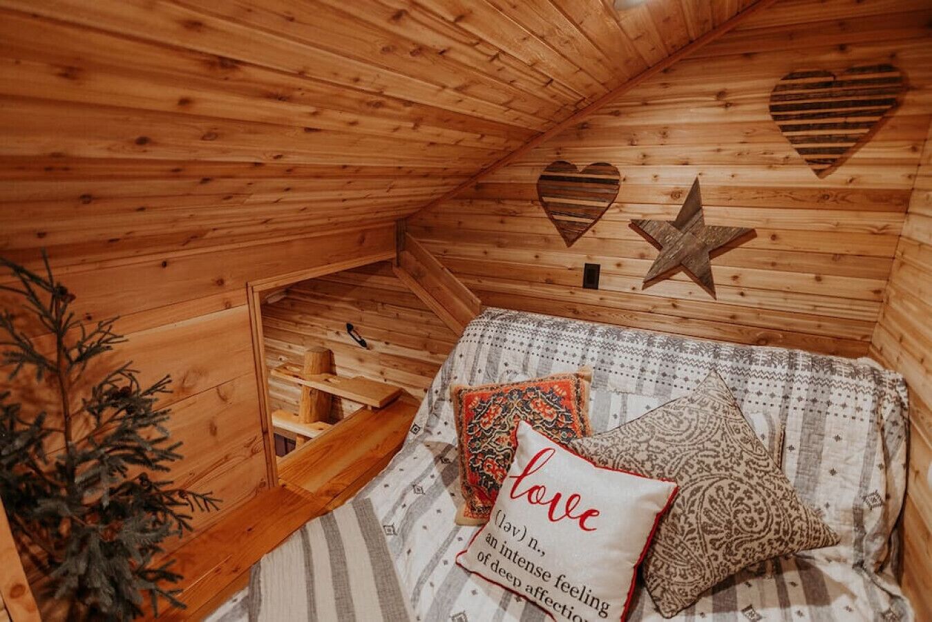 2 bedrooms, travel crib, WiFi (free), bed sheets