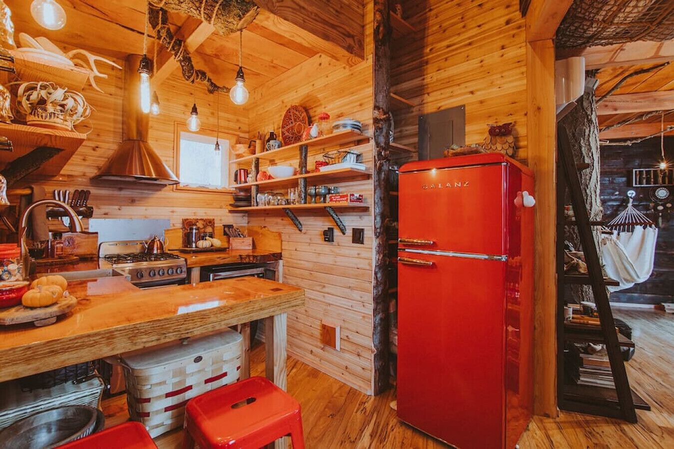 Wasserkocher mit Kaffee-/Teezubehör, Kühlschrank, Mikrowelle, Ofen