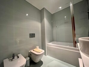Badewanne, Haartrockner, Handtücher