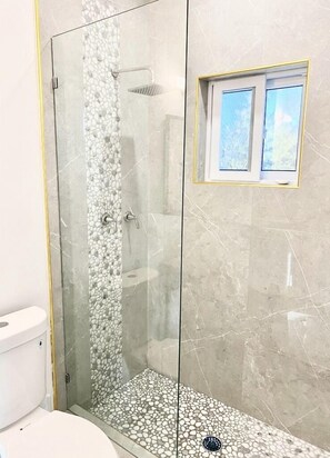 Chuveiro, secador de cabelo, toalhas de banho, sabonete