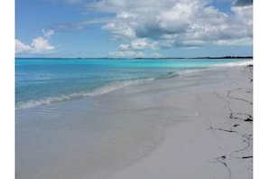 En la playa, camastros y toallas de playa