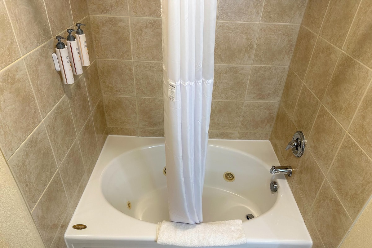 1 bedroom, Frette Italian sheets, premium bedding, down comforters