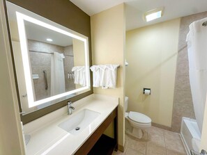 Bañera, artículos de tocador gratuitos, secador de pelo, toallas
