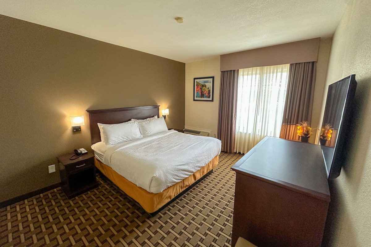 Suite, 1 King Bed with Sofa bed, Jetted Tub | 1 bedroom, Frette Italian sheets, premium bedding, down duvets