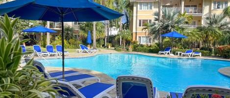 Una piscina al aire libre