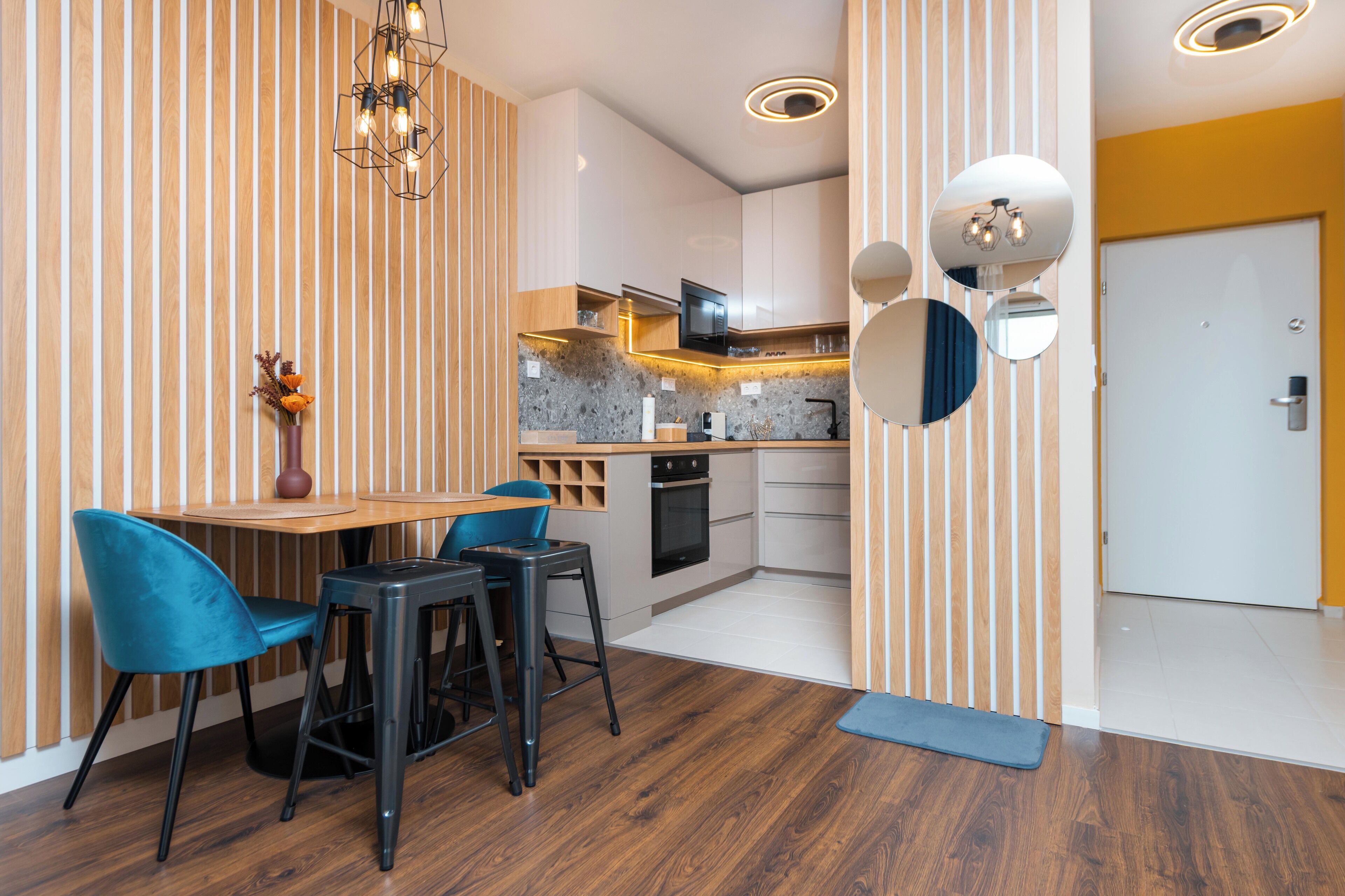 Familie appartement, balkon | Privékeuken | Een koelkast, een magnetron, een oven, een kookplaat