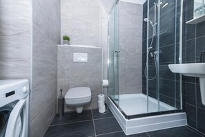Studio Apartment with Balcony | Bathroom | Free toiletries, hair dryer, towels