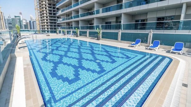 Outdoor pool - SuperHost - Spacious Apartment In Business Bay With Canal View (Dubai)