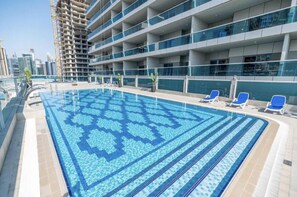 Outdoor pool - SuperHost - Spacious Apartment In Business Bay With Canal View (Dubai)