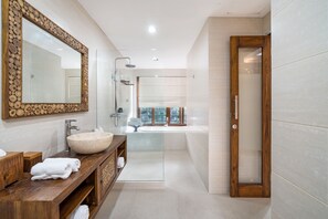 Suíte executiva, 1 cama King, cozinha americana | Banheiro | Produtos de toalete grátis, secador de cabelo, roupões de banho 