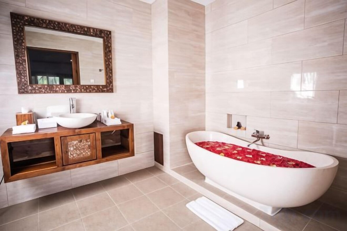 Bathroom | Free toiletries, hair dryer, bathrobes, slippers
