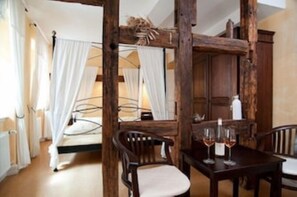 5 bedrooms, in-room safe, iron/ironing board, travel cot
