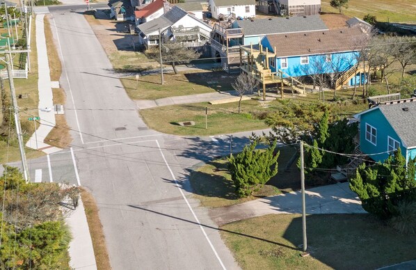 Un quartier résidentiel avec des maisons, une route dégagée et un terrain de jeux.