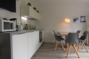 Kylskåp, mikrovågsugn, ugn och spishäll