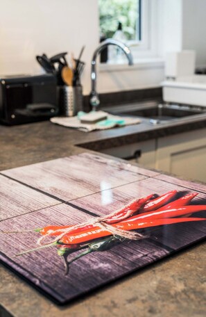 Fridge, microwave, oven, stovetop - LetAway - Yonge's Place, Saltburn (Saltburn-by-the-Sea)