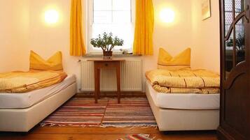 6 chambres, lit parapluie