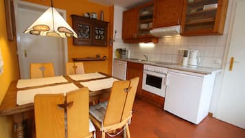 Jääkaappi, uuni, liesi, astianpesukone