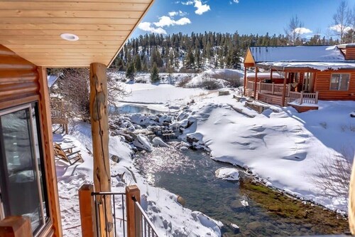 2BR Riverside Chalet, Near Trails